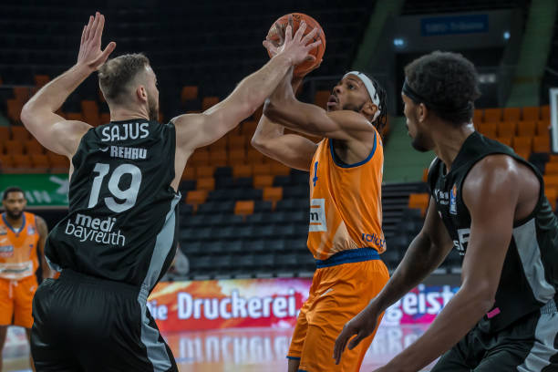 两人的动作 两人的动作